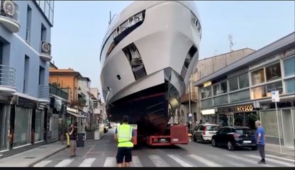 Viareggio, lo yacht di 40 metri passa in mezzo alle case