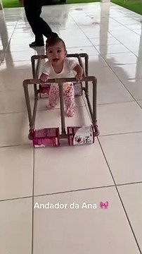 Papá fabricó un andador para su bebé con tubos de PVC y 4 tarros de leche. No tenían dinero para uno