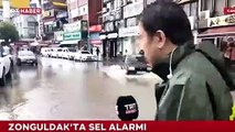 TRT Haber Muhabiri Batı Karadeniz'deki sel felaketini sunarken rögar kapağına düştü