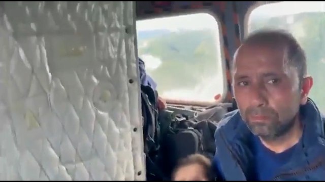 Sel bölgesinden helikopterle kurtarma anları kamerada