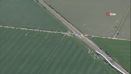 ABD'de Los Angeles'tan Chicago'ya giden ve içerisinde 243 yolcunun tren Missouri eyaletinde yer alan Mendon kenti yakınlarında bir kamyonla...