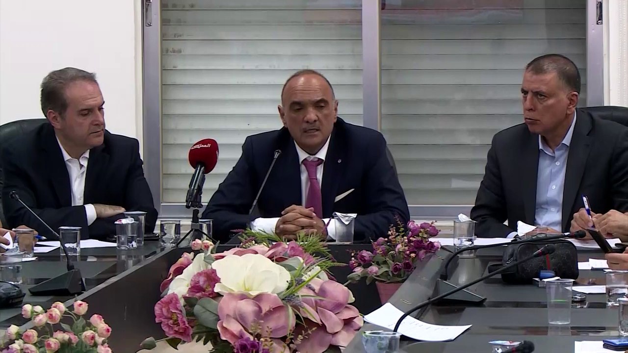 الخصاونة يترأس اجتماعا في غرفة العمليات بمحافظة...