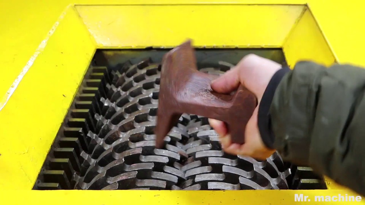 Train tracks  VS  Shredder! Will the shredder be damaged- Who will win ？ Worried about the crusher！
