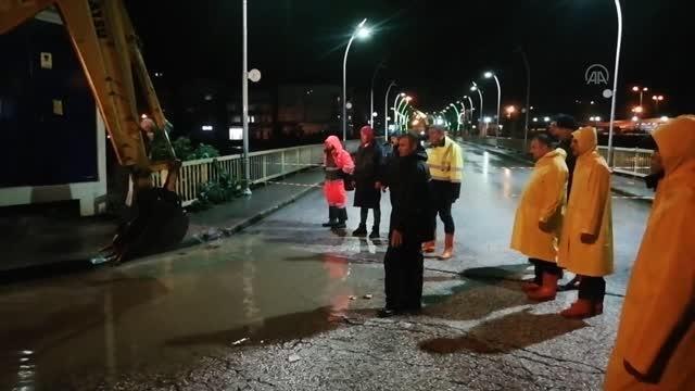 ZONGULDAK - Alaplı'da debisi yükselen ırmak nedeniyle Alaplı Köprüsü yaya ve araç geçişine kapatıldı