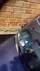 Por las ventanas, así huyeron los ocupantes del coche atrapado en una gradería peatonal en La Paz