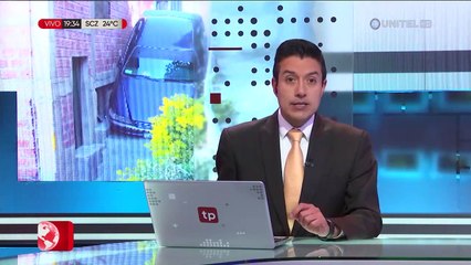 La Paz: Intentaron pasar por una gradería peatonal pero su auto quedó atrapado