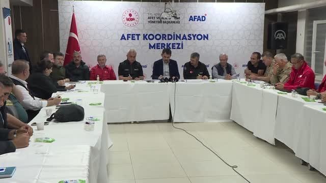 KASTAMONU - Bakan Kurum, selden etkilenen Kastamonu'da Bozkurt ilçesinde incelemelerde bulundu