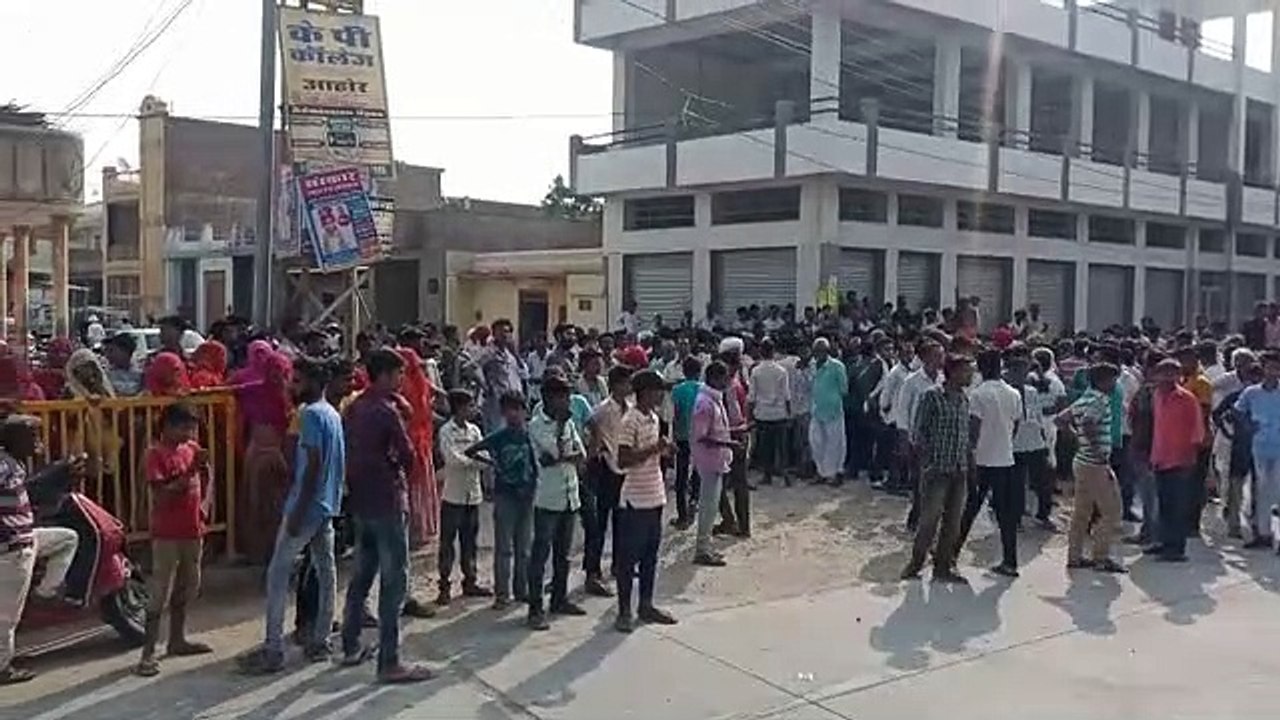 नेशनल हाइवे 325 पर ग्रेनाइट ब्लॉक से लदे खड़े ट्रक में घुसी कार मौके पर 5 की मौत