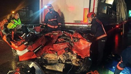 Tırın altına giren araç kağıt gibi ezildi! Hurdaya dönen otomobilde 1 kişi hayatını kaybetti