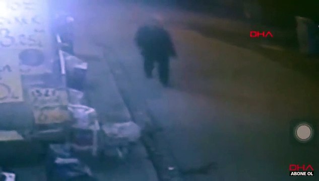 Selon les déclarations, il ne connaît pas la personne qui a touché son épaule