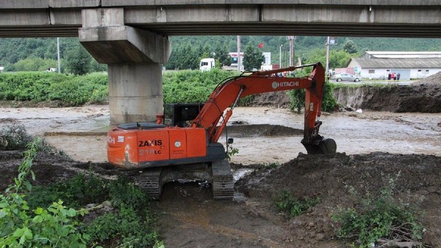 İş makinesi operatörü sel sularına kapıldı