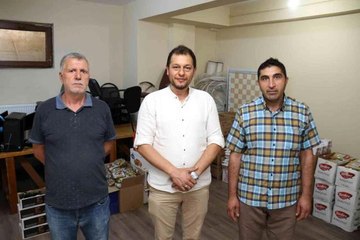 Hayırsever muhtar her ay yaklaşık 100 aileye yardımda bulunuyor