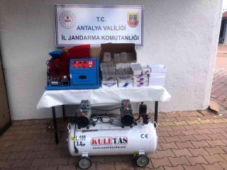Kaçak sigara imalathanesinde 300 bin TL'lik malzeme ele geçirildi