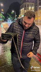 Volpe passeggia per Londra con una borsa