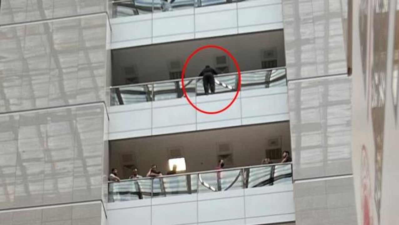 Çağlayan Adliyesi'nde 5. kattaki korkuluklara çıkan bir kişi intihar girişiminde bulundu
