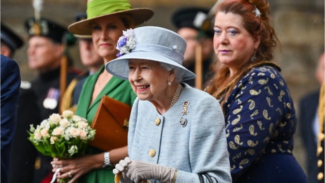 VOICI : Elizabeth II avec une canne : la reine réapparaît en public pour la première fois depuis son Jubilé