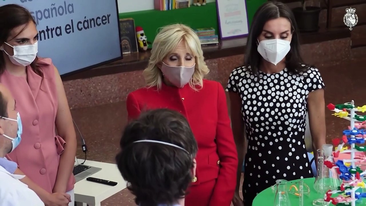 La reina Letizia y Jill Biden visitan la Asociación Española contra el Cáncer