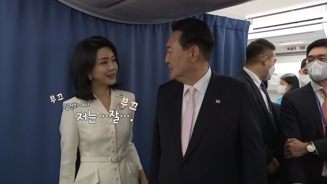 [영상] 기내 깜짝 인사 나선 윤 대통령 부부...어떤 얘기 나눴나? / YTN