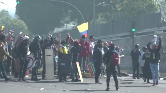 Ecuador reduce el precio de los combustibles para paliar el descontento social