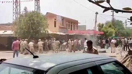 खजवाना में आमने-सामने हुए पुलिस और ग्रामीण