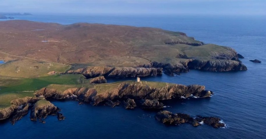 Cette île écossaise de 300 000 m², dotée d'un manoir et d'un squelette de cachalot, est disponible à la vente