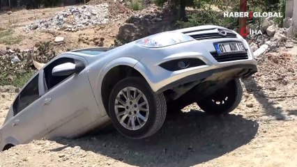 Otomobil askıda kaldı, sürücüsü “Sürekli kaza yapıyorum” diyerek güldü