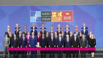 Emmanuel Macron ose un baisemain royal à Letizia d'Espagne