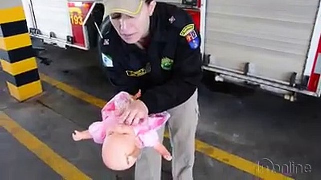 O que fazer quando o bebê engasgar? a tenente Ana Paula ensina