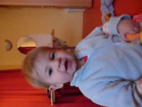 120308 clip Alexandra dans bureau maman