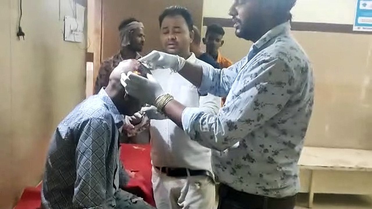 विवाहिता ने पति के सिर पर कुल्हाड़ी से किए ताबड...