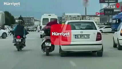 Motosikletli, otomobilin kapısına tutunarak sürücüyle sohbet etti
