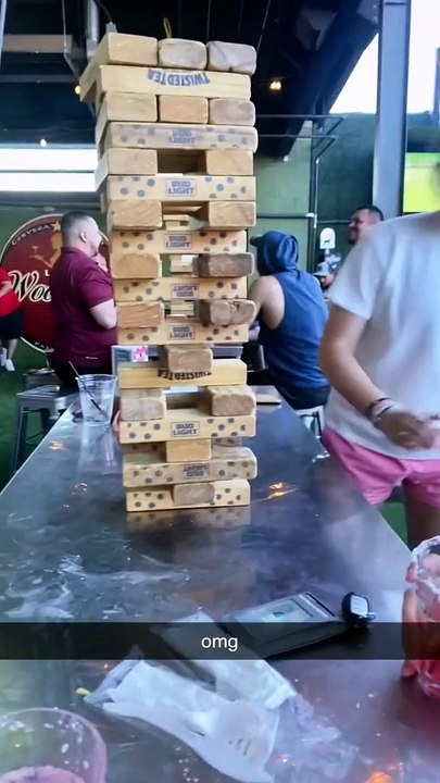 Elle réussit un coup parfait au Jenga