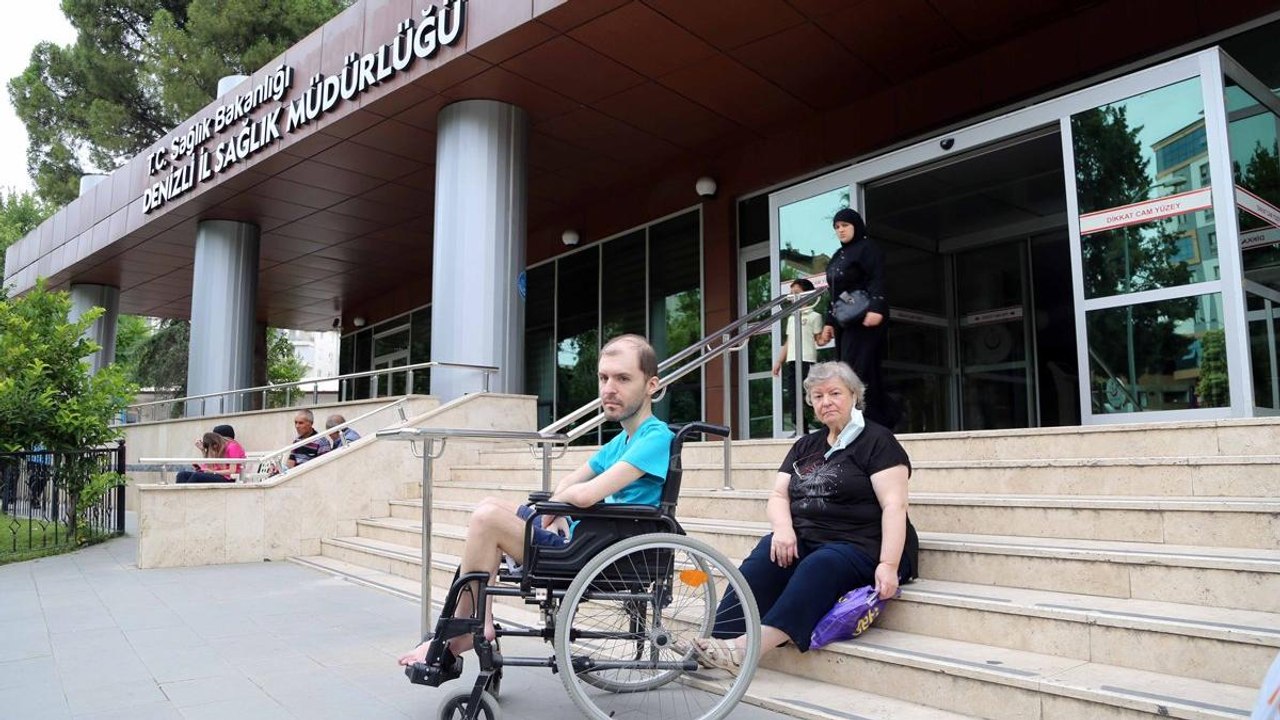 Çocuğunu tedavi ettiremeyen anne sağlık müdürlüğü önünde eylem yaptı