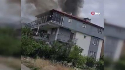 Yaşlı kadına ait 2 katlı binanın çatısı alev alev yandı