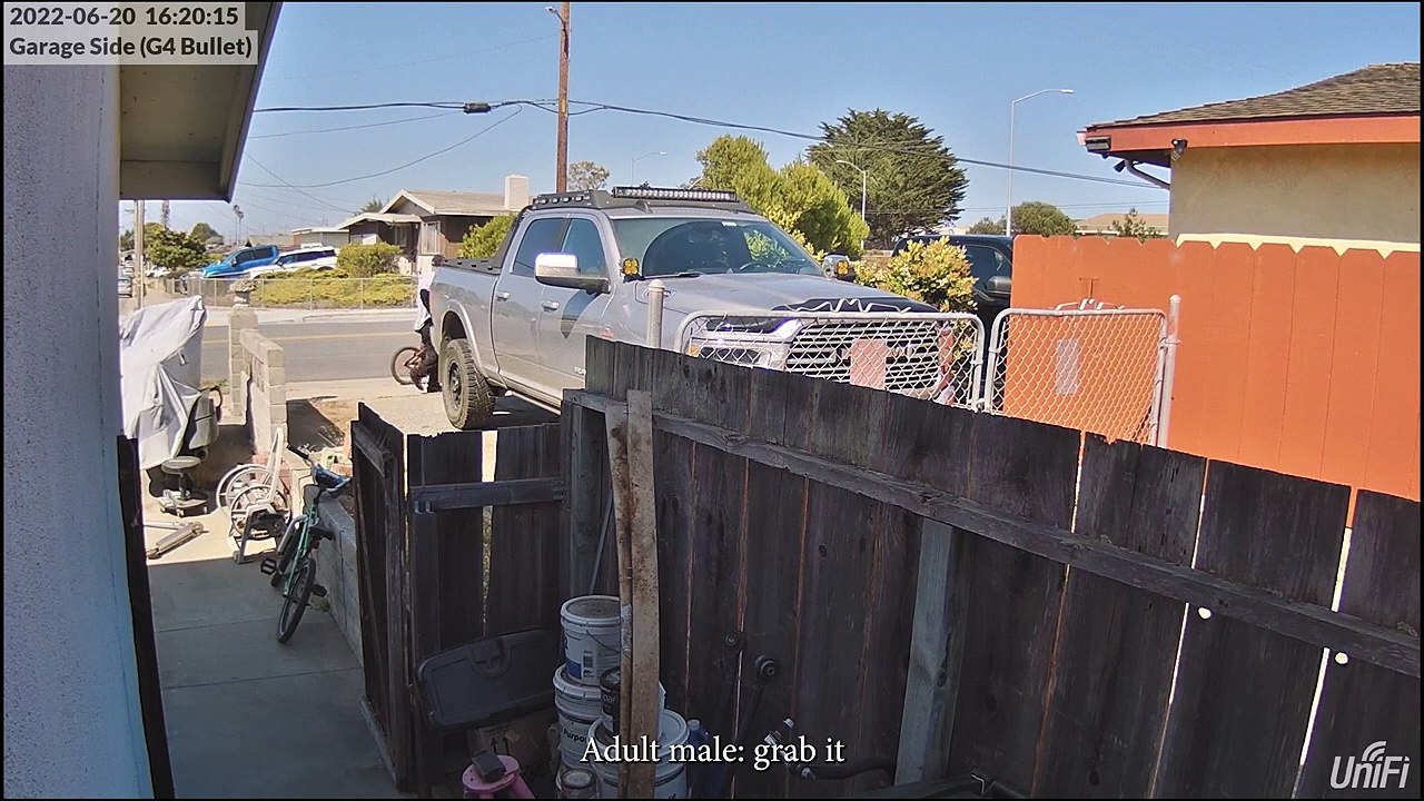 Un père vole des vélos dans une maison alors qu'il est accompagné deux deux enfants
