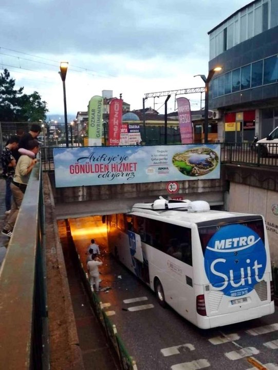 Yolcu otobüsü alt geçitte sıkıştı