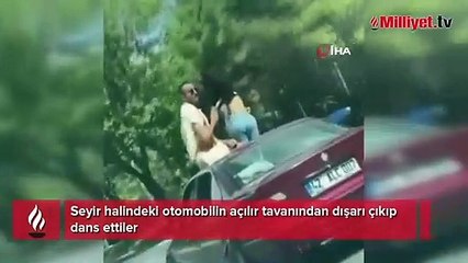 Otomobilin açılır tavanından çıkıp dans ettiler