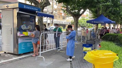 China reduz quarentena para viajantes do exterior