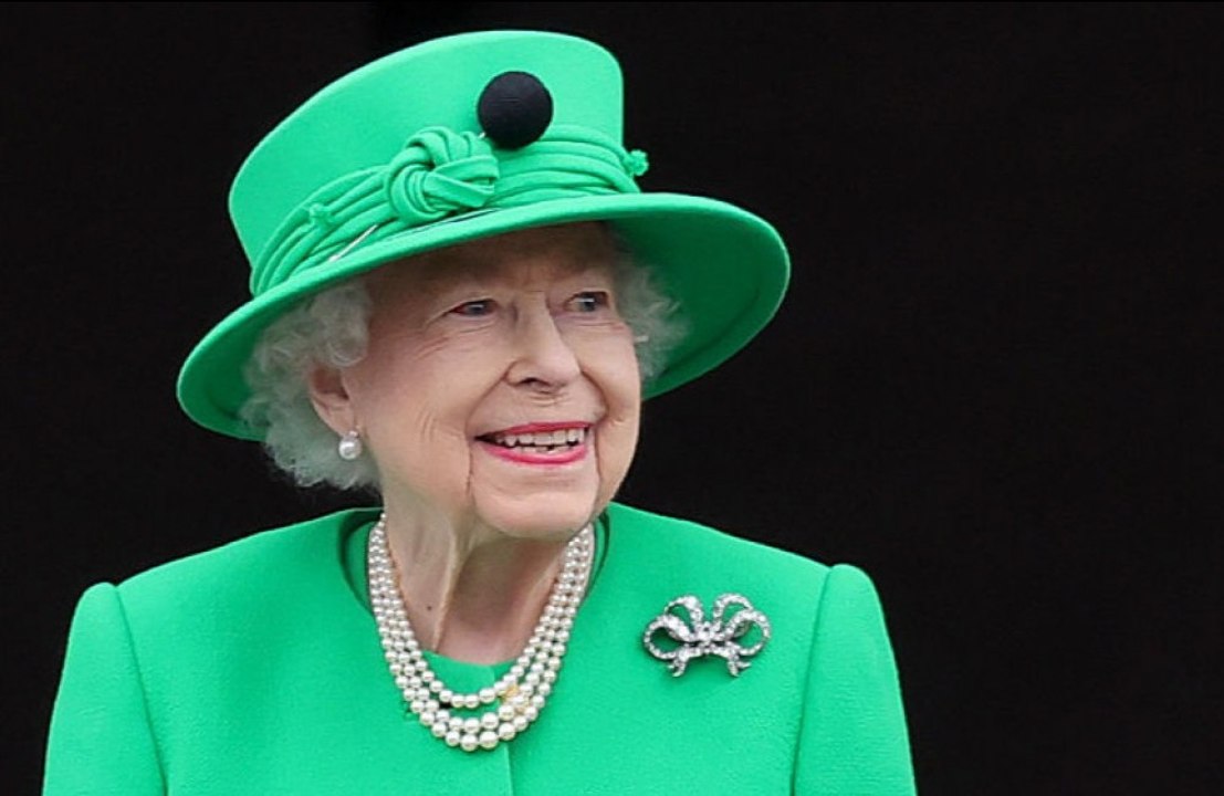 Queen Elizabeth walking without cane