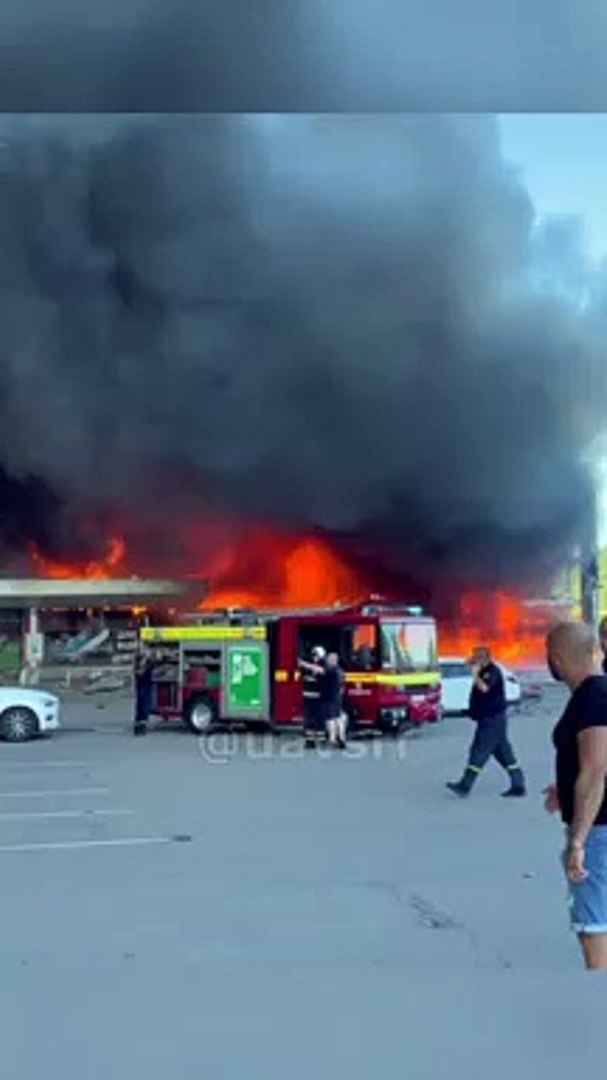 ⁣Ракетный удар уничтожил ТЦ