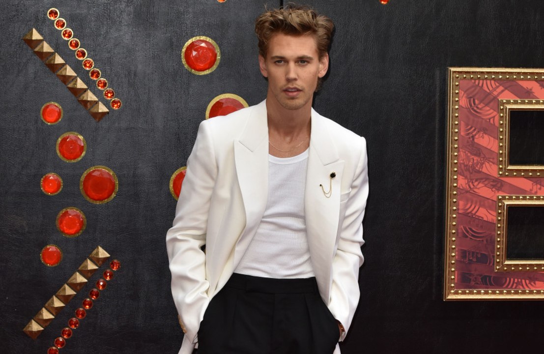 Austin Butler: Stolzer Besitzer des 'Elvis'-Lederoveralls