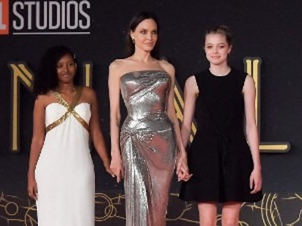 Hingucker-trio: angelina jolie mit töchtern auf dem roten teppich