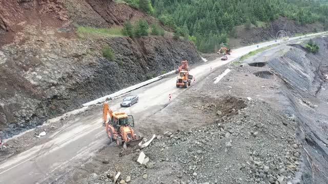 Son dakika haberleri: KASTAMONU - Selde hasar gören Kastamonu-İnebolu Yolu'nda onarım çalışmaları havadan görüntülendi
