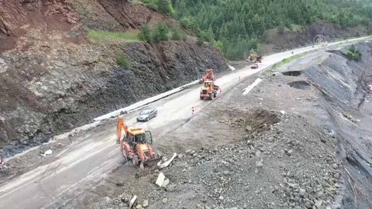 Son dakika haberleri: KASTAMONU - Selde hasar gören Kastamonu-İnebolu Yolu'nda onarım çalışmaları havadan görüntülendi