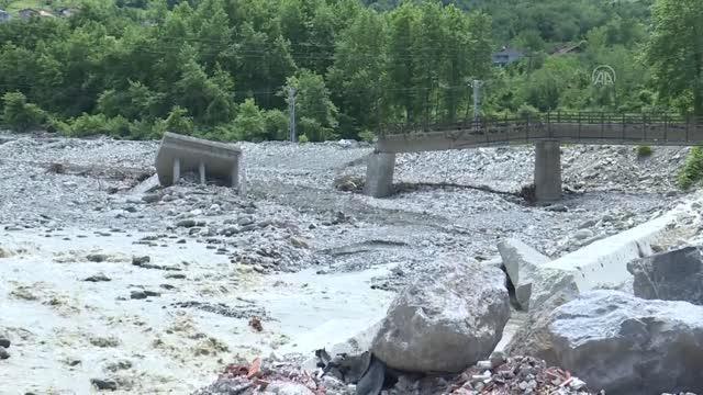 Son dakika ekonomi: SİNOP/KASTAMONU - Bakan Karaismailoğlu, selden etkilenen bölgelerde incelemelerde bulundu