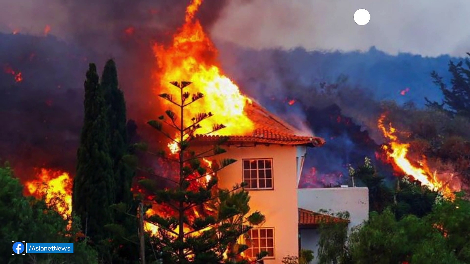 അമ്പത് വര്‍ഷങ്ങള്‍ക്ക് ശേഷം അഗ്നിപര്‍വത സ്‌ഫോടനം; ജീവനും കയ്യിലേന്തി പലായനം ചെയ്ത് ഈ ദ്വീപിലെ ജനങ്ങള്‍