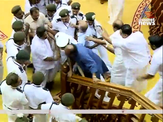 സര്‍ക്കാര്‍ ആവശ്യം തള്ളി കോടതി, നിയമസഭയിലെ കയ്യാങ്കളി കേസ് തുടരും