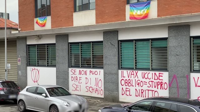 Scritte no vax nella sede della Cgil a Torino