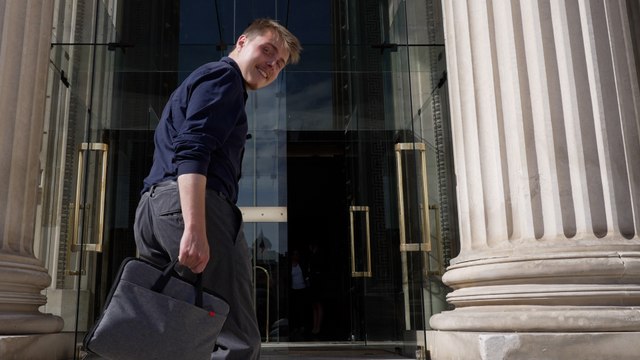 «Il va falloir casser quelques codes» : les premiers pas à l’Assemblée du jeune Insoumis Louis Boyard