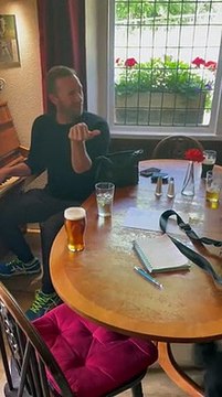 Chris Martin dei Coldplay realizza il sogno di due fidanzati: suona per loro in un pub A Sky Full of Stars